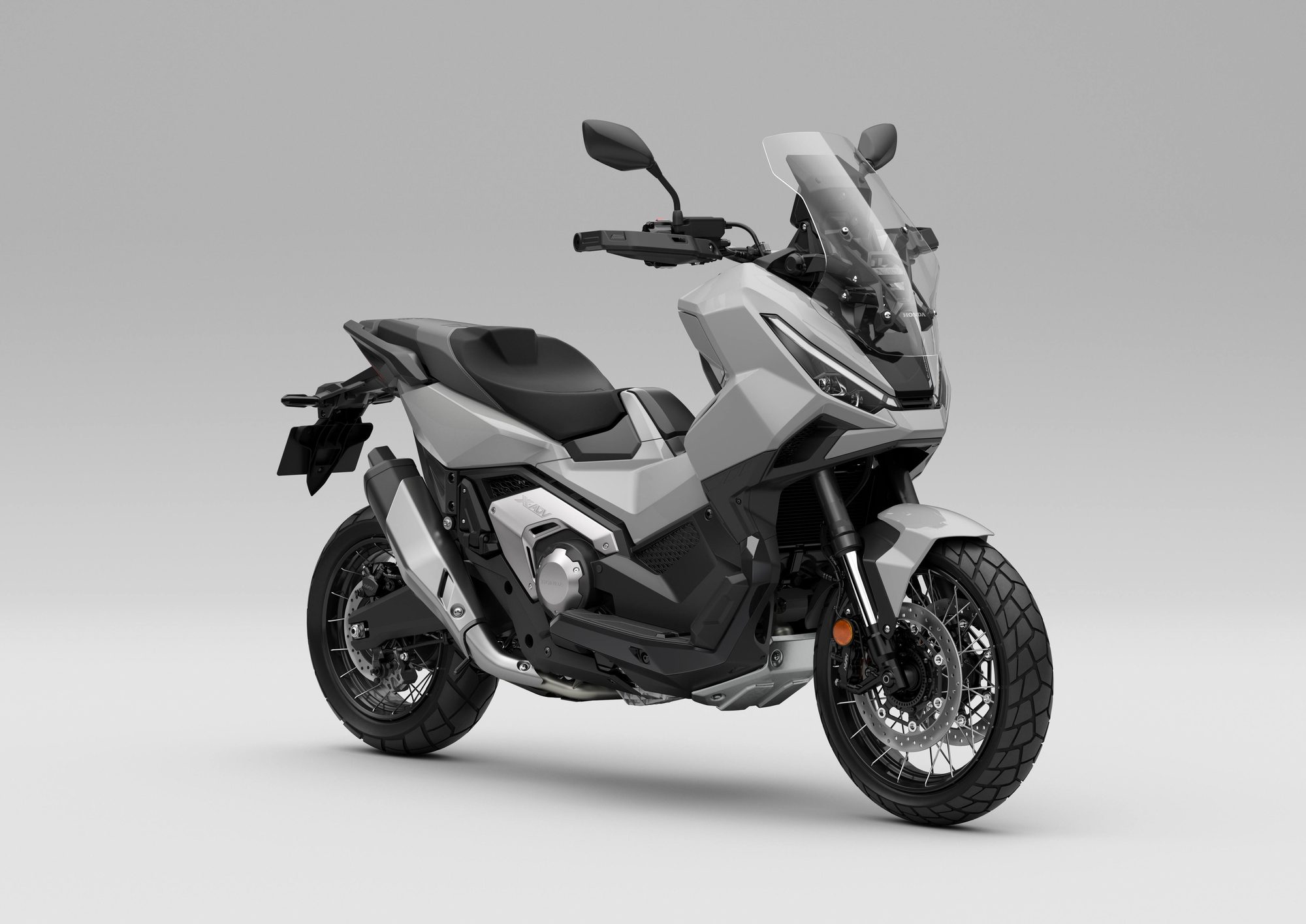 Honda X-ADV 2027 gris en vista frontal de tres cuartos