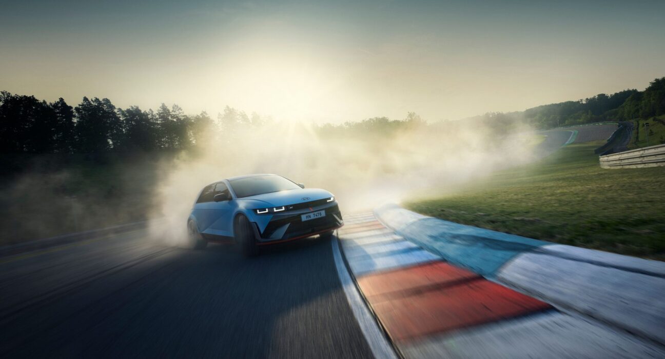 Hyundai IONIQ 5 N en circuito pasando sobre el piano