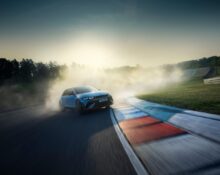 Hyundai IONIQ 5 N en circuito pasando sobre el piano