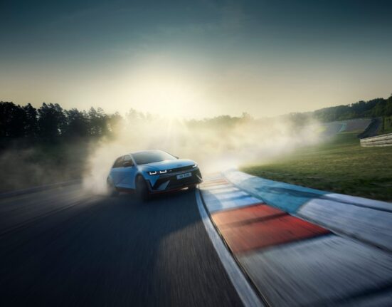 Hyundai IONIQ 5 N en circuito pasando sobre el piano
