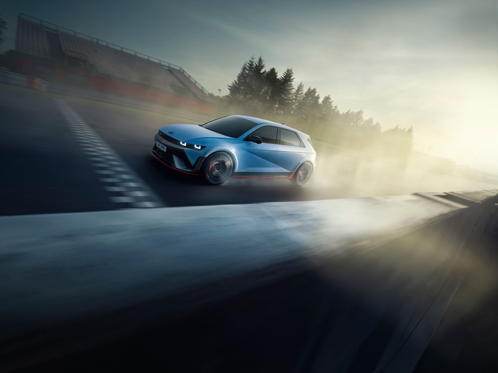 Hyundai IONIQ 5 N derrapando en la recta del circuito