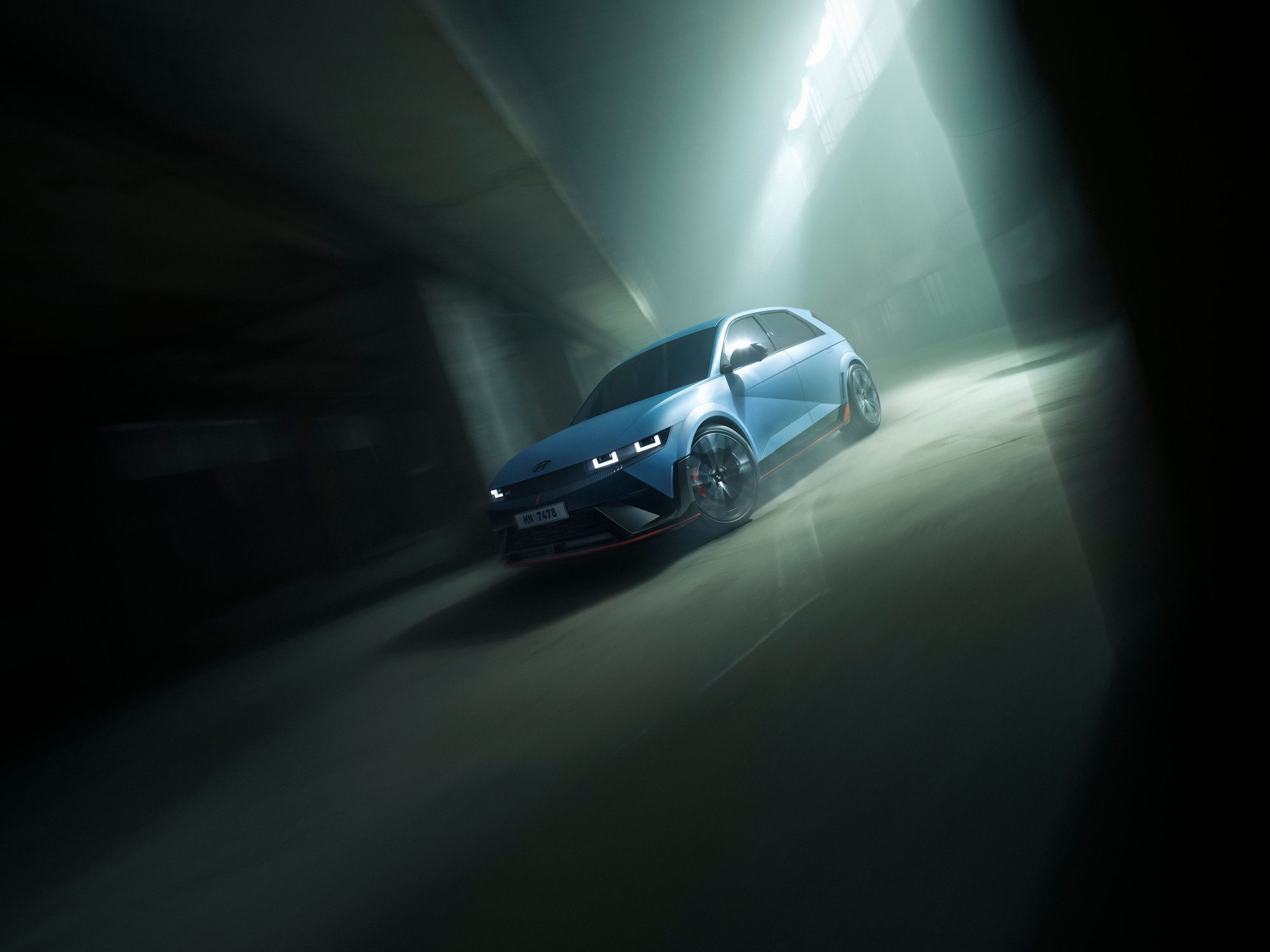 Hyundai IONIQ 5 N en tres cuartos dentro de un almacén