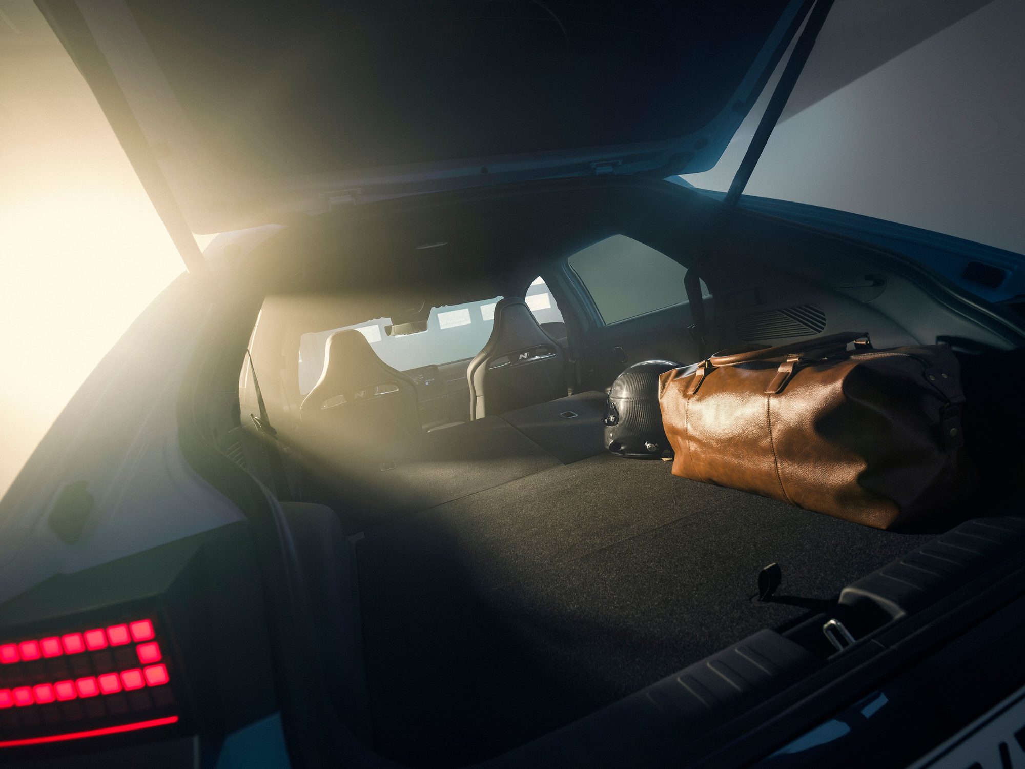 Maletero del Hyundai IONIQ 5 N con una bolsa de viaje