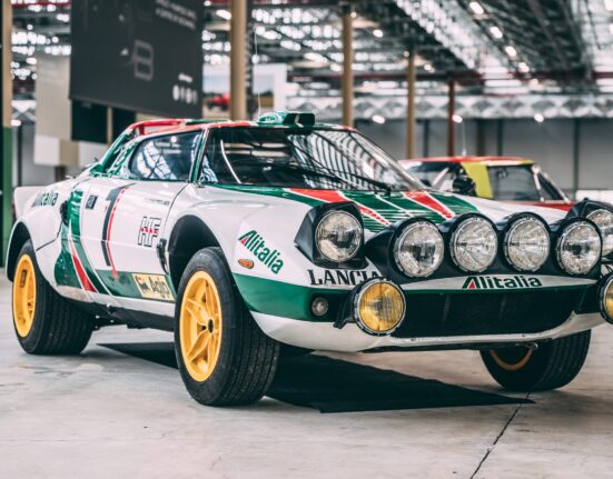Lancia Stratos Grupo 4 con decoración Alitalia en una exhibición