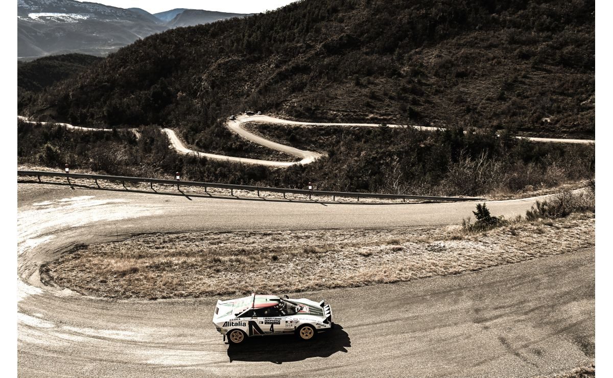 Lancia Stratos tomando una curva en un tramo de rally de montaña