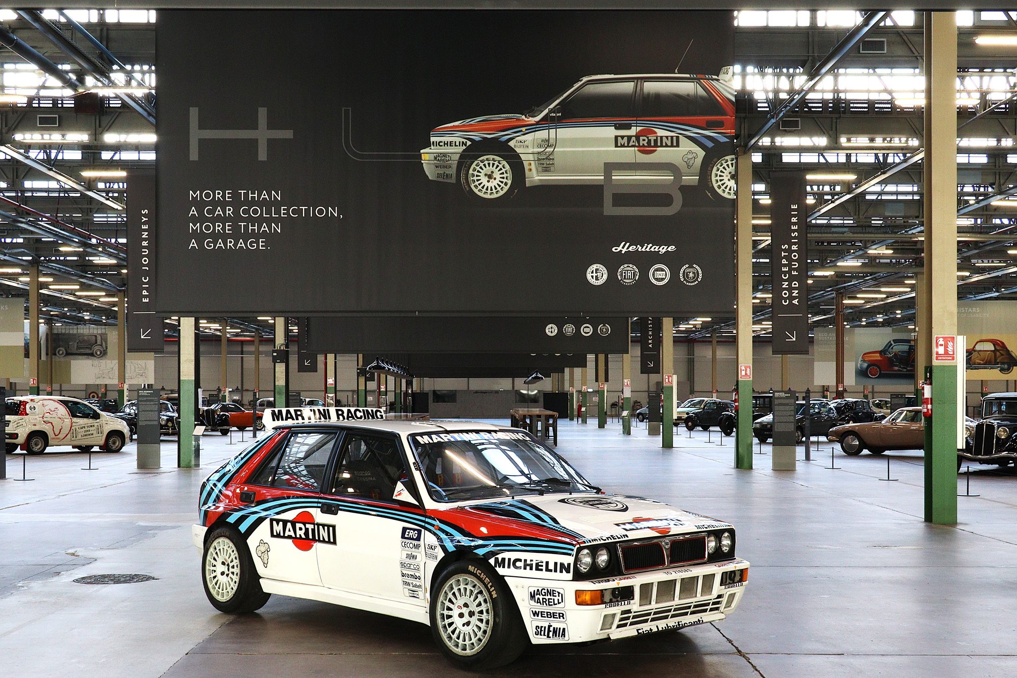 Lancia Delta HF Integrale Grupo A con decoración Martini en una exhibición