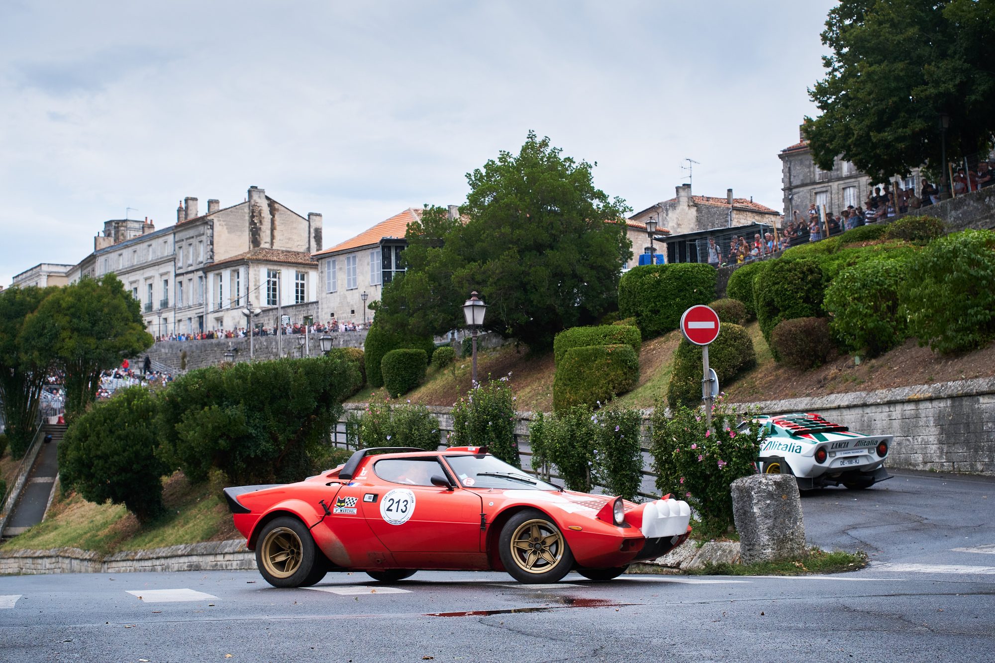 Lancia Stratos rojo en una curva de un rally histórico