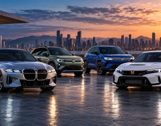 Modelos 2027 de BMW, Volkswagen y Honda reunidos frente a una ciudad al atardecer
