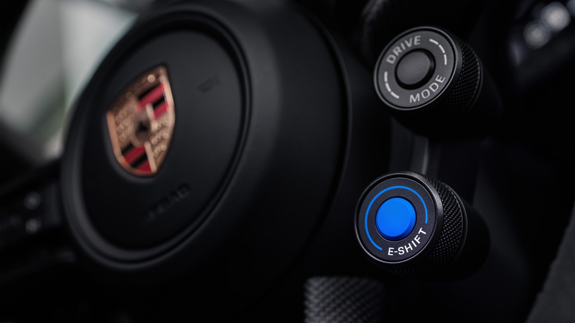 Botón E-Shift y selector de modos en el volante del Porsche Taycan