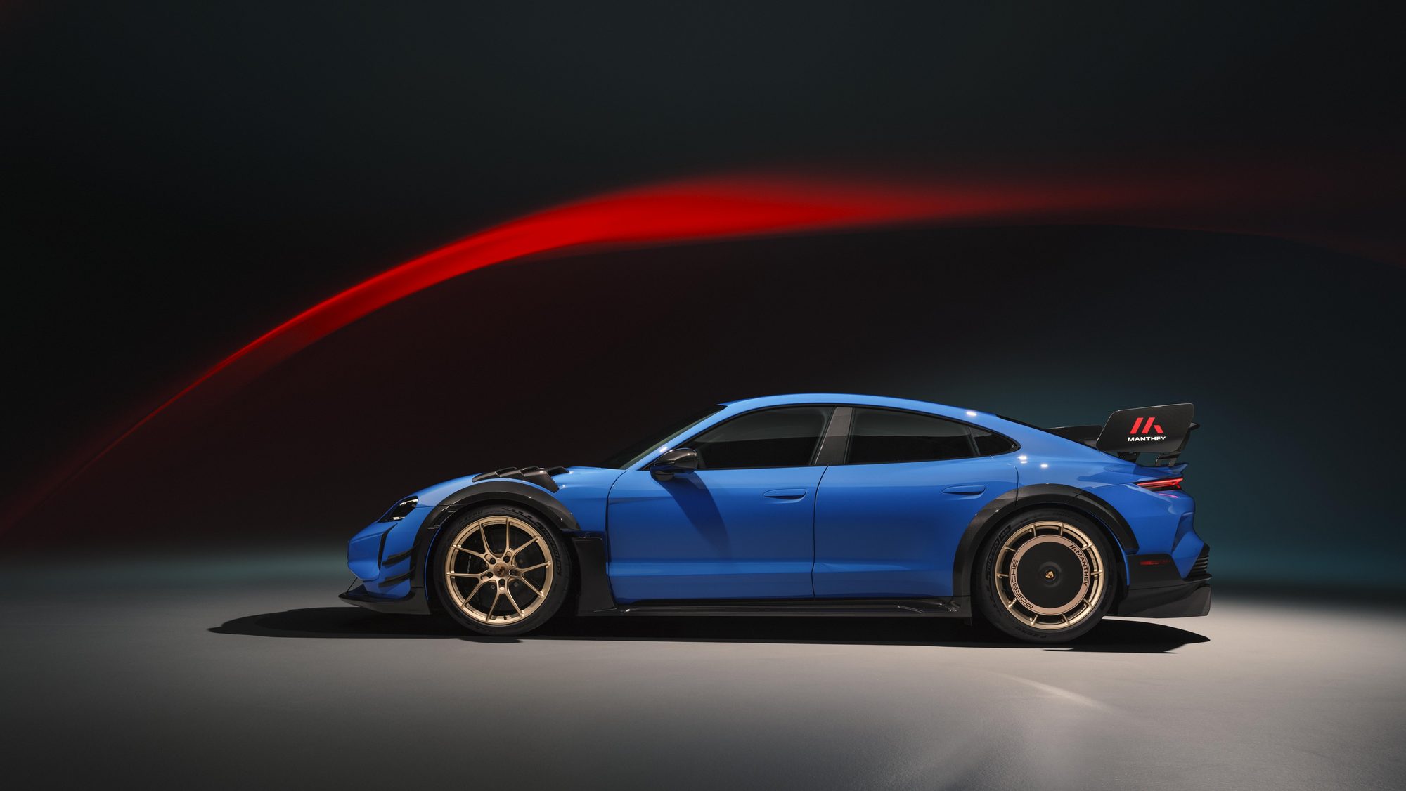 Porsche Taycan Turbo GT azul con Kit Manthey de perfil