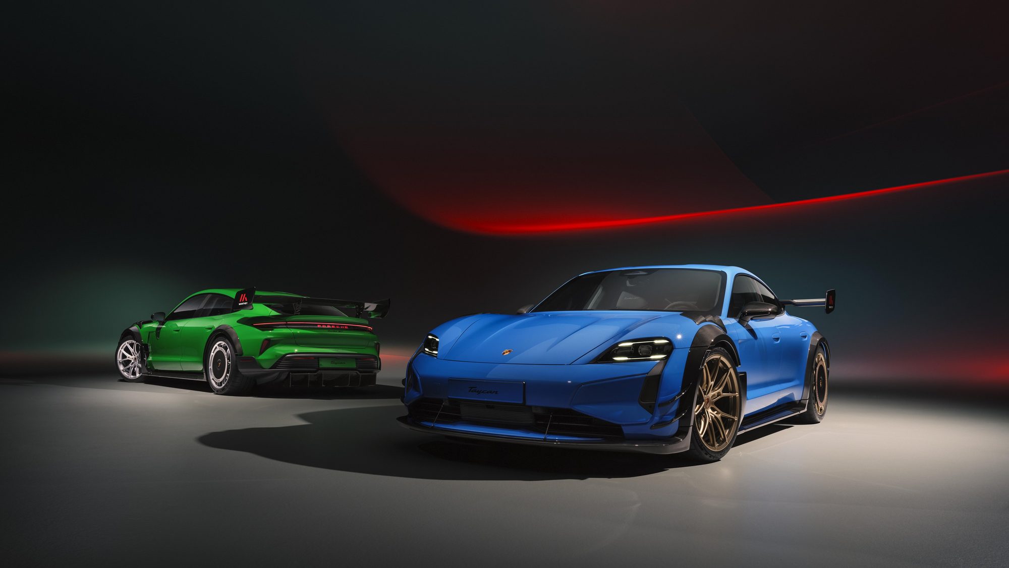 Porsche Taycan Turbo GT azul y Taycan verde en estudio