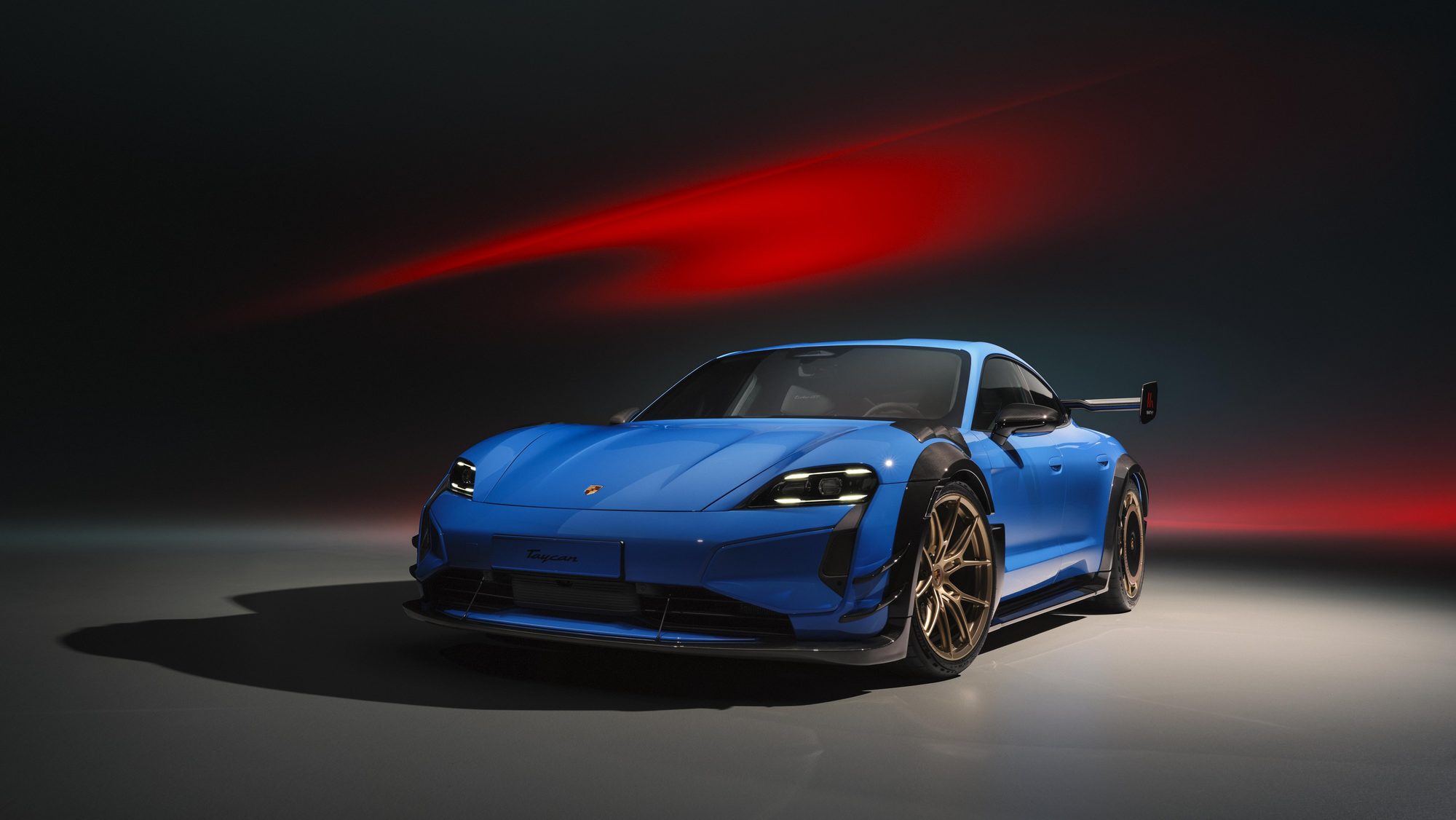 Porsche Taycan Turbo GT azul con Kit Manthey en vista frontal