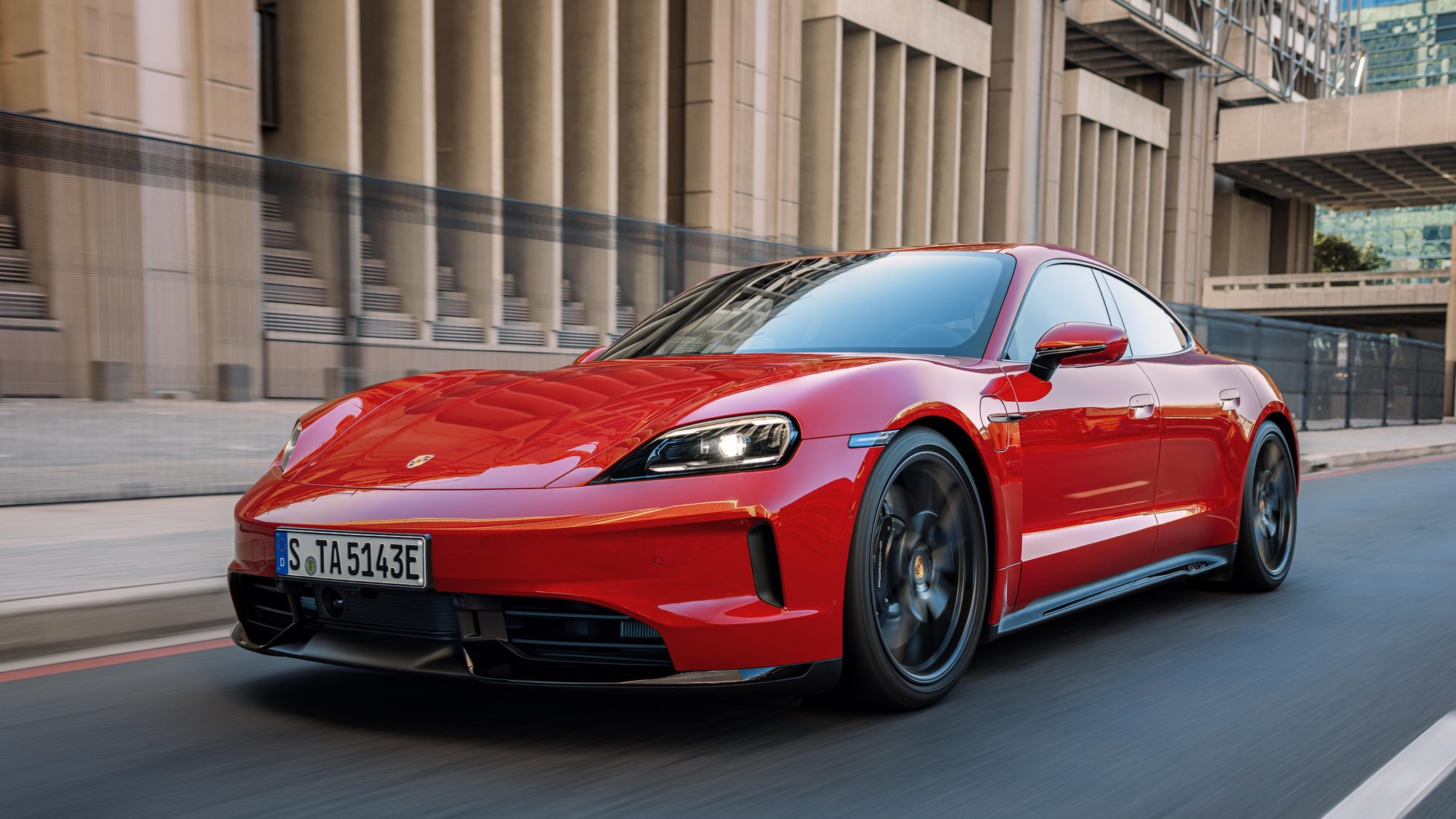 Porsche Taycan rojo circulando por la ciudad