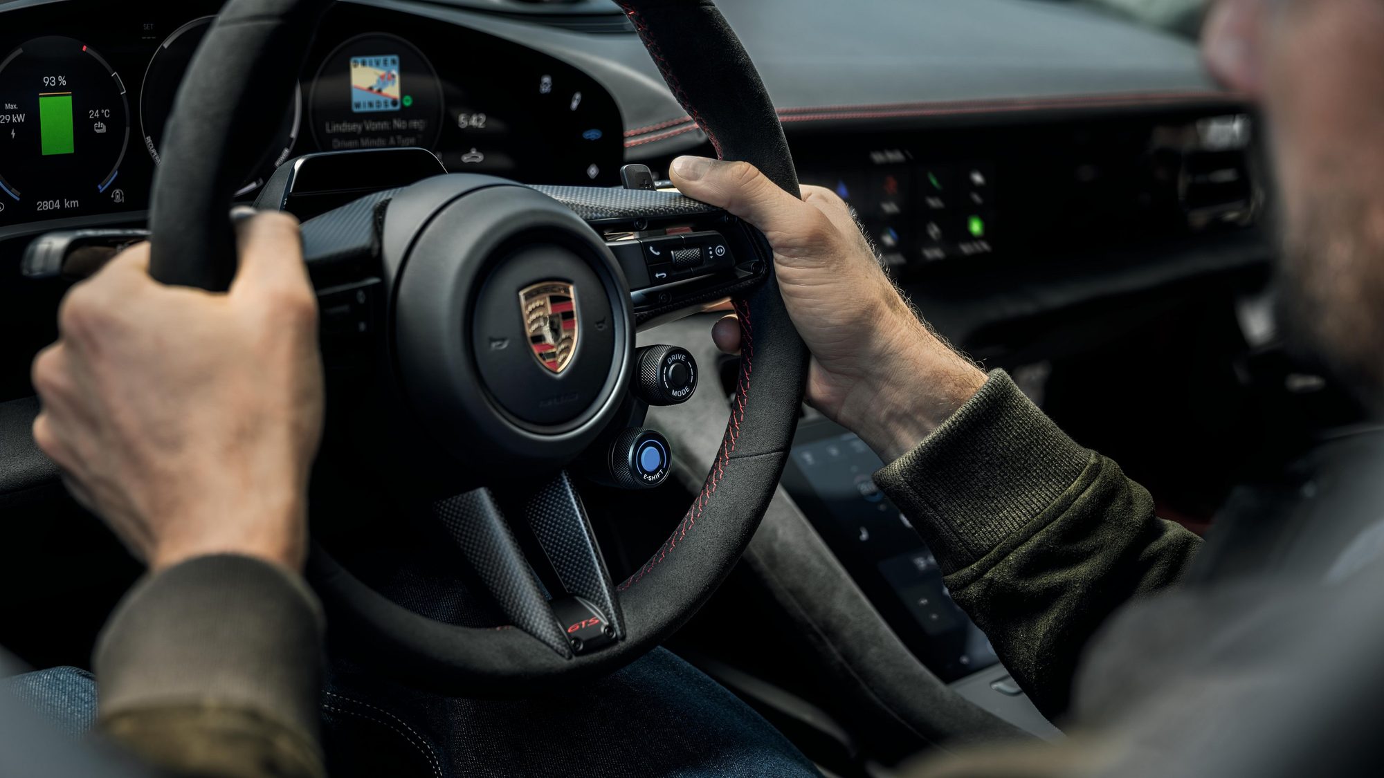 Conductor al volante del Porsche Taycan