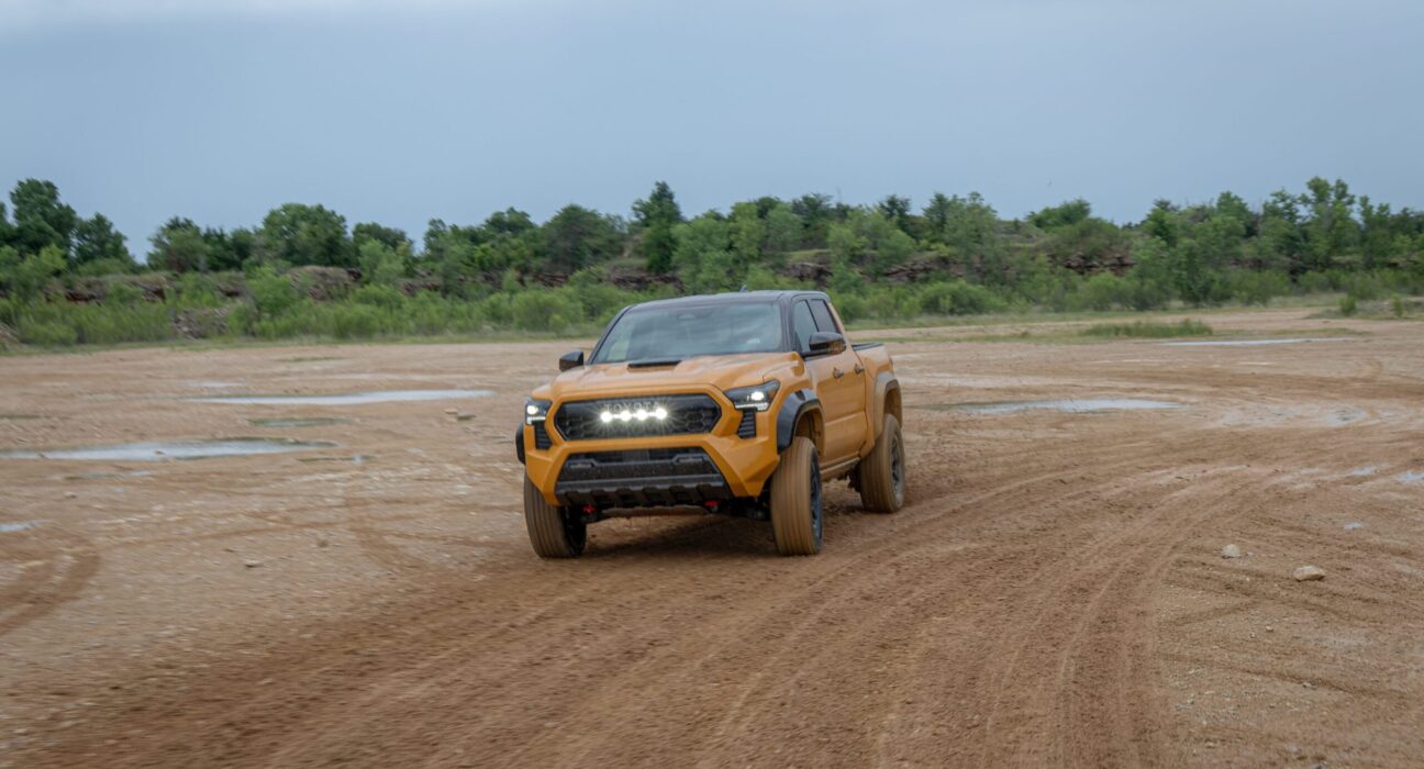 Toyota Tacoma TRD Pro 2027 naranja de frente sobre tierra