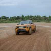 Toyota Tacoma TRD Pro 2027 naranja de frente sobre tierra