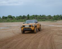 Toyota Tacoma TRD Pro 2027 naranja de frente sobre tierra