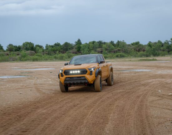 Toyota Tacoma TRD Pro 2027 naranja de frente sobre tierra