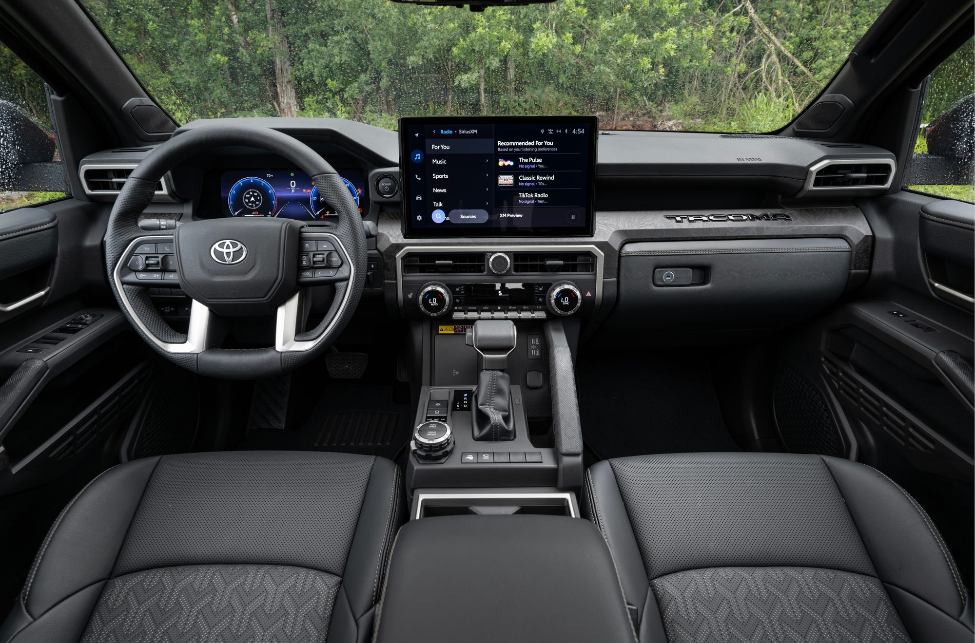 Interior de la Toyota Tacoma Limited con pantalla central y volante