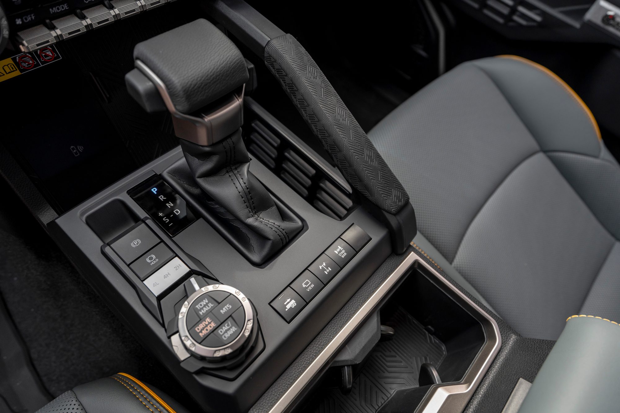 Consola central de la Toyota Tacoma Trailhunter con controles todoterreno
