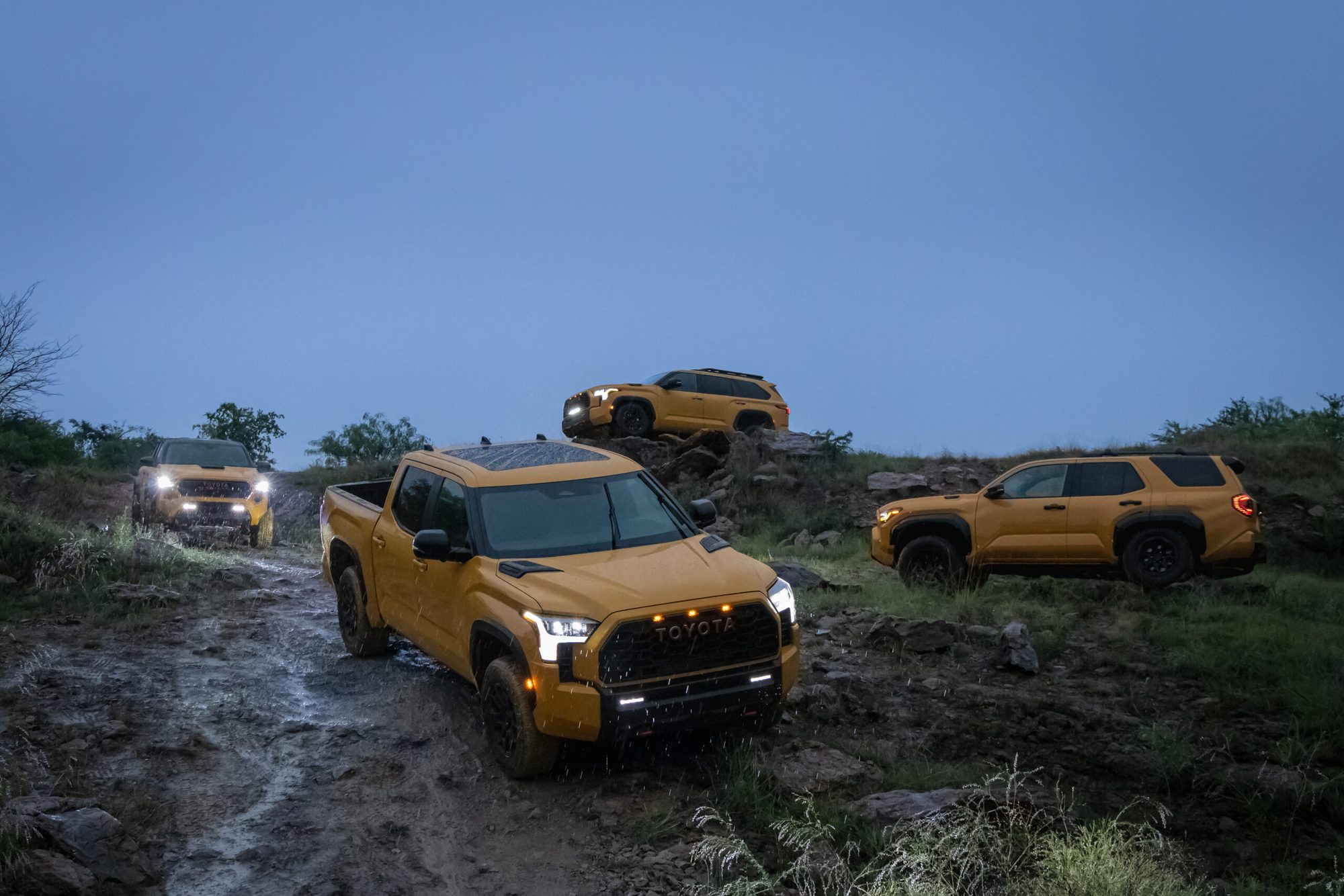 Familia Toyota TRD Pro 2027 en terreno embarrado al anochecer