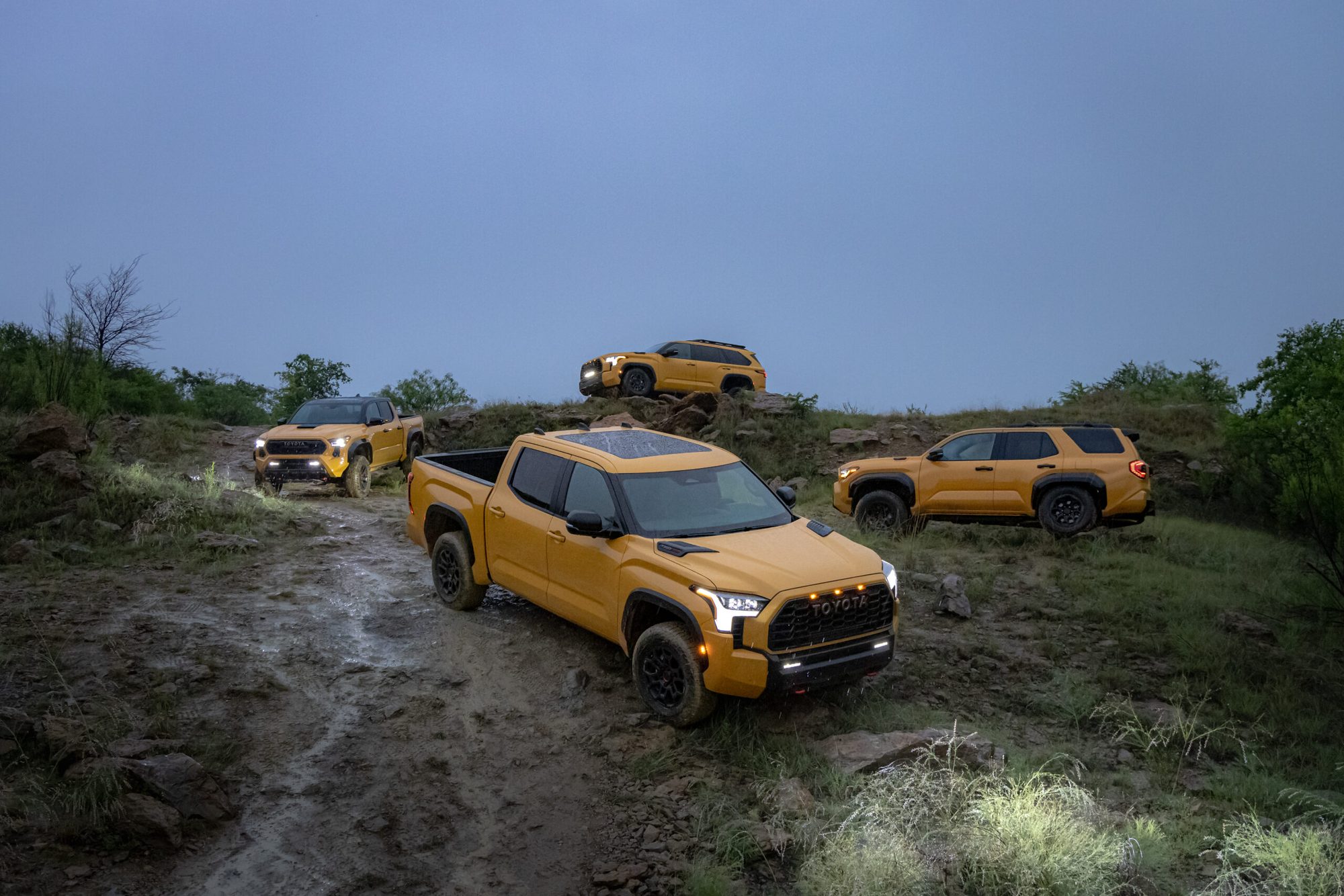 Pickups y SUV Toyota TRD Pro subiendo una ladera
