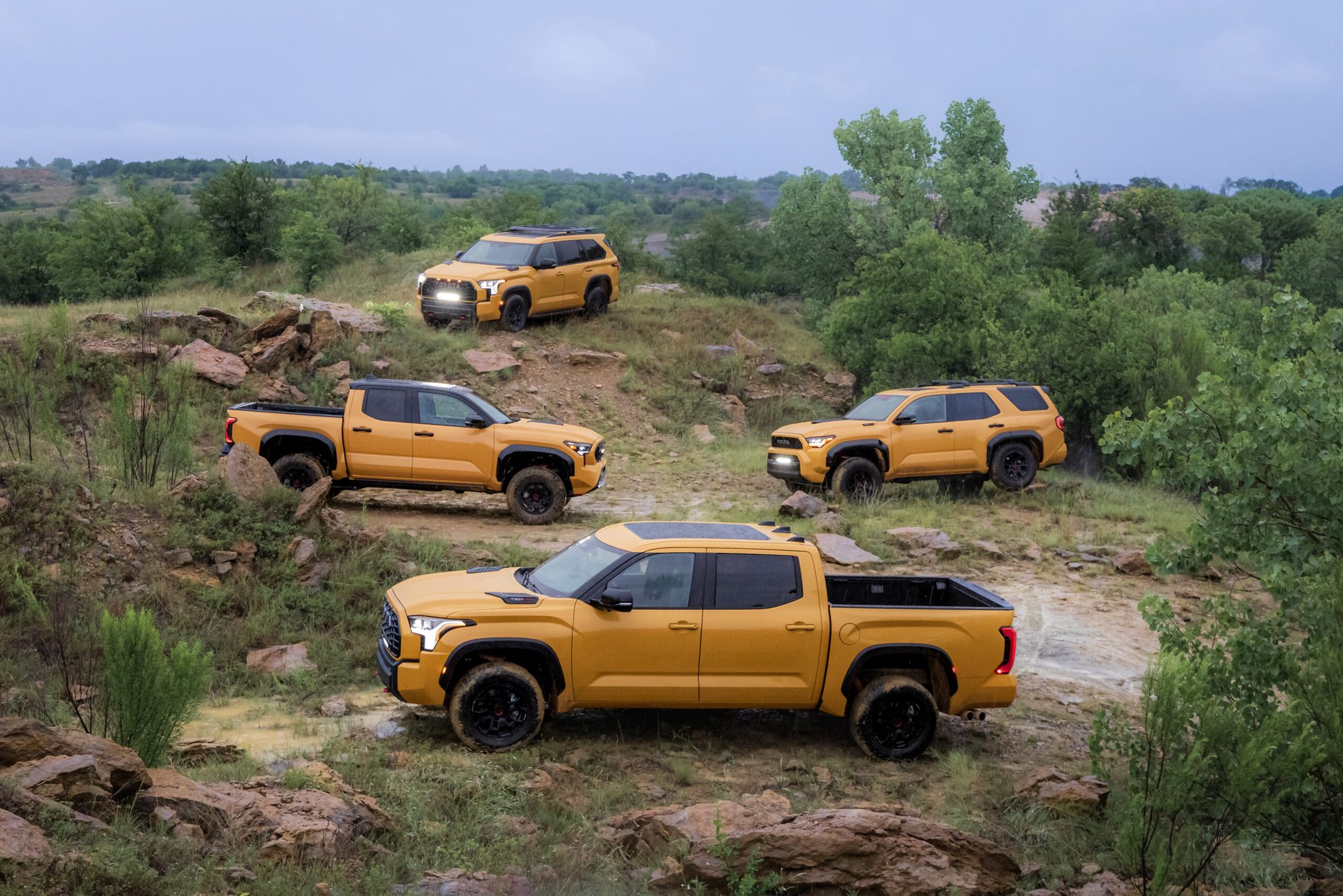 Familia Toyota TRD Pro 2027 en terreno rocoso