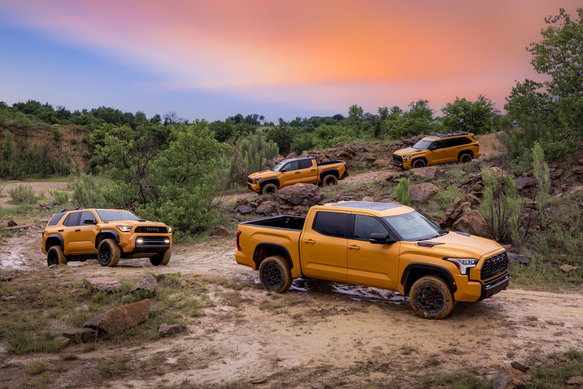 Toyota TRD Pro en terreno off-road al atardecer